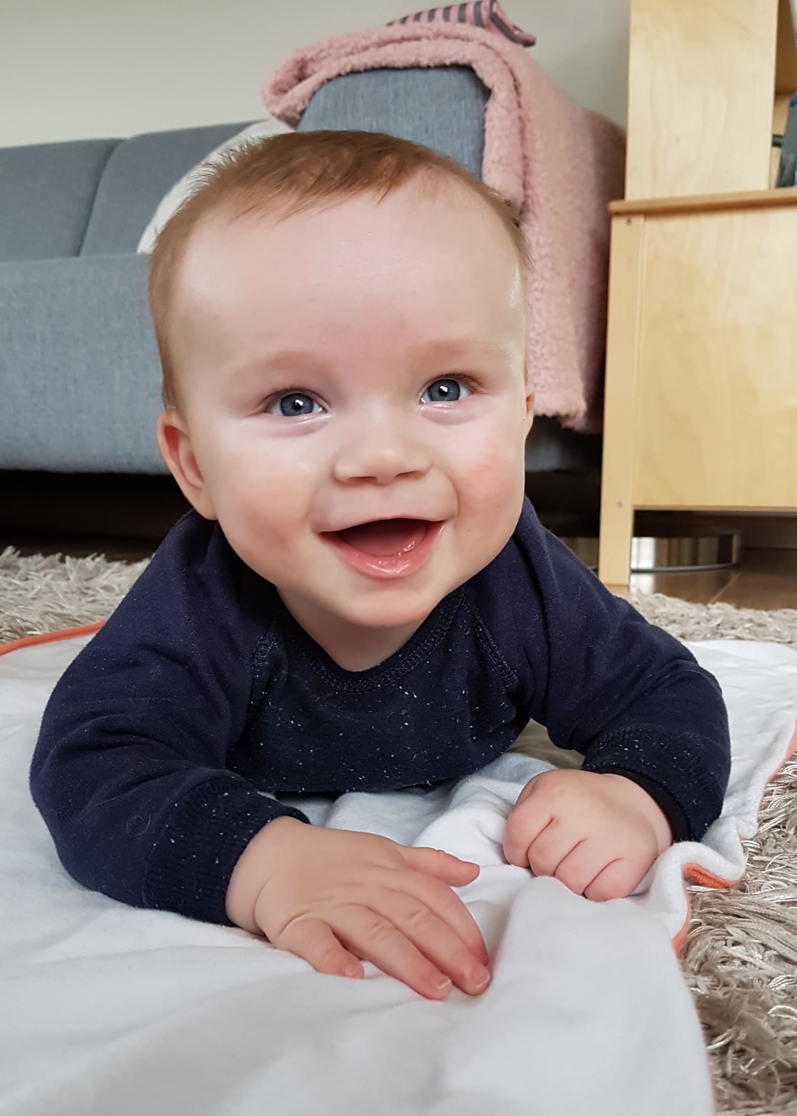 Baby in buikligging tijdens de motorische ontwikkeling