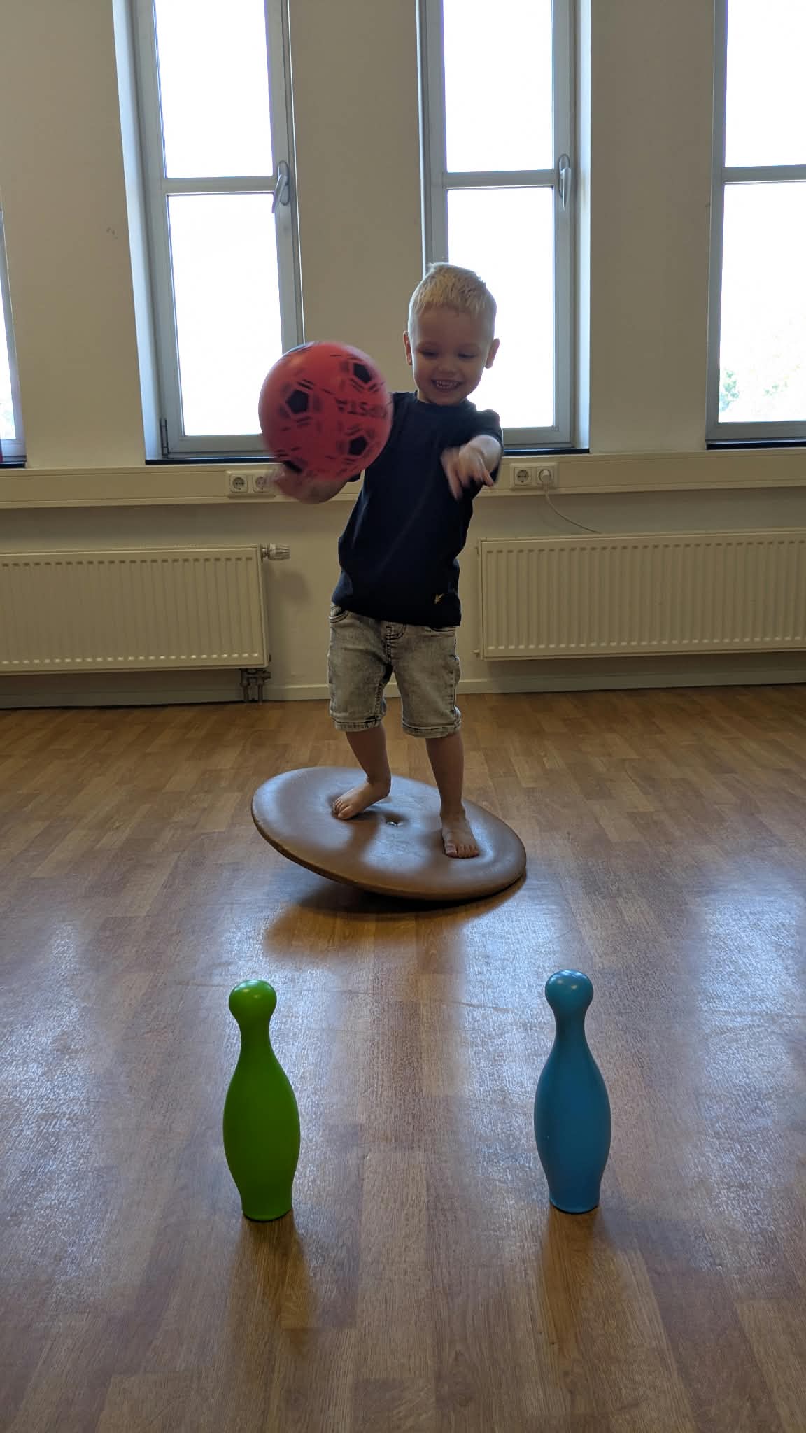 Balanceren en gooien in spelvorm in onze oefenzaal